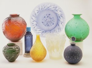 Urval av vaser: "Gros Scarabees", "Anvers" blå skål, "Milan", "Forest" grön vas, "Danaides", "Sauge", "Bacchantes", "Farandole" doftflaska (glas).